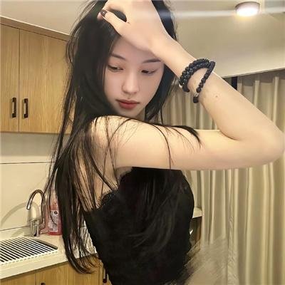 戴金色面具的男子